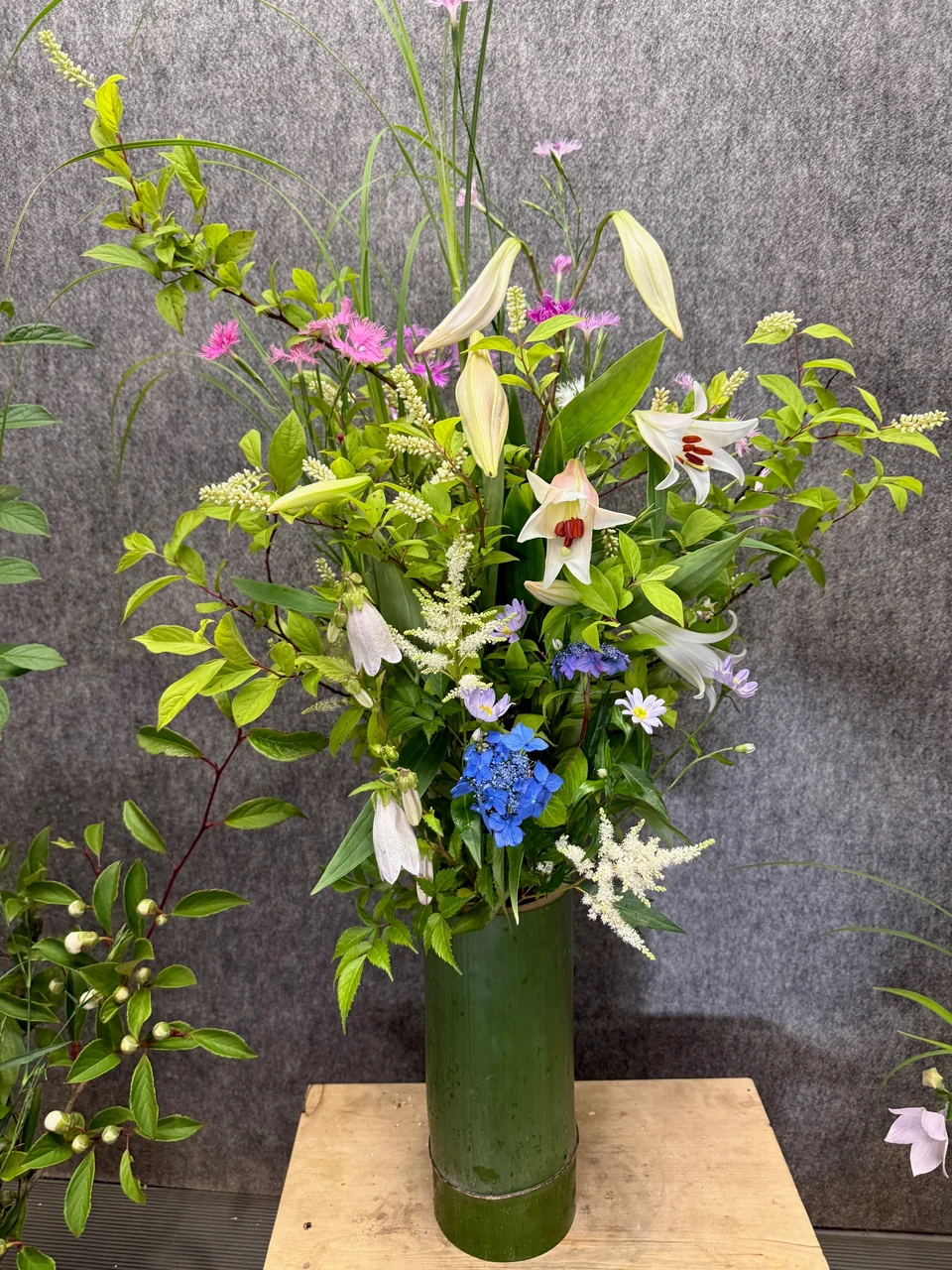 枝の伸びを楽しむ花