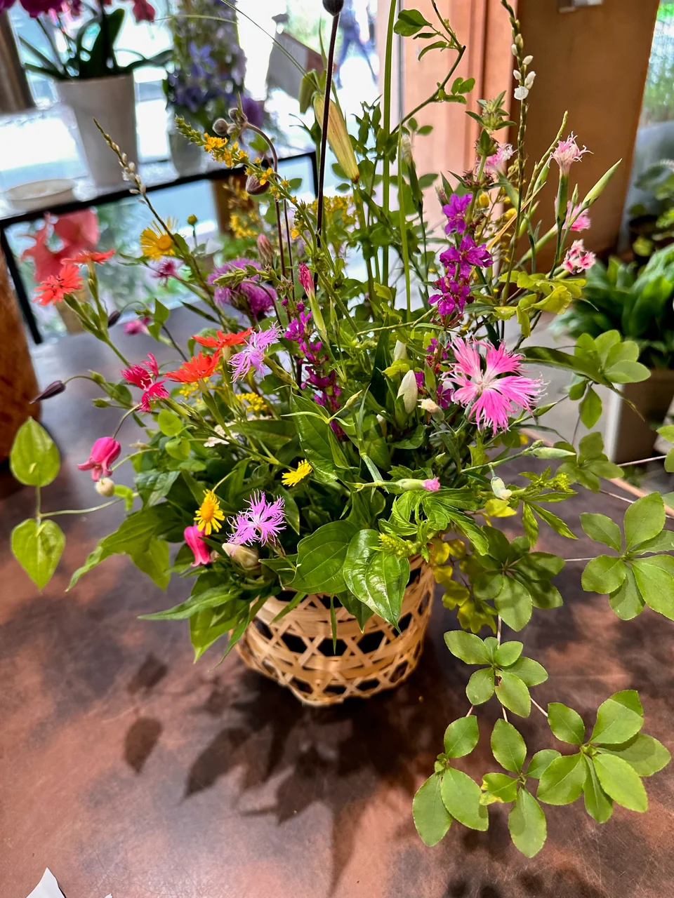 茶花を中心とした籠のアレンジ