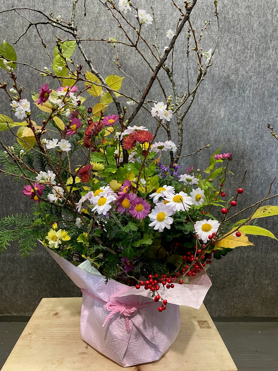 枝と小さな花を合わせて
