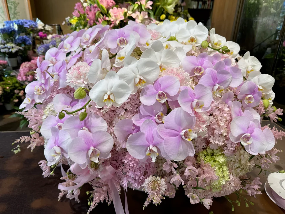 淡い色の花を重ねて